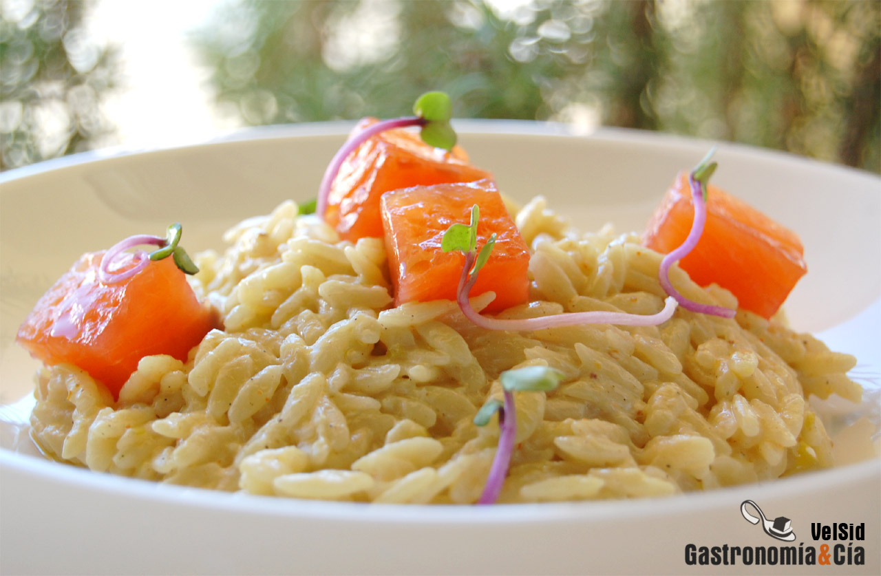 Orzo con salmón marinado, coco y vainilla