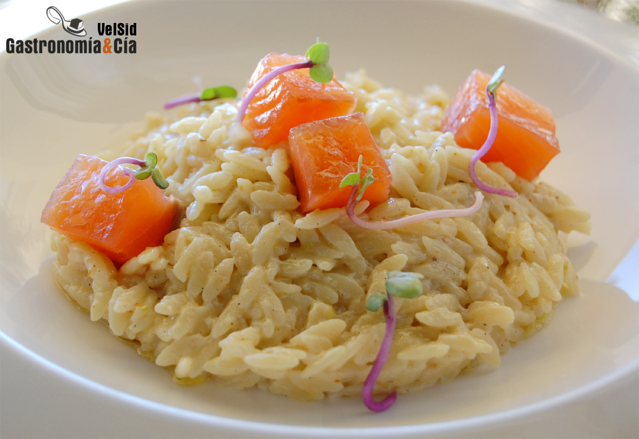 Orzo con salmón marinado, coco y vainilla