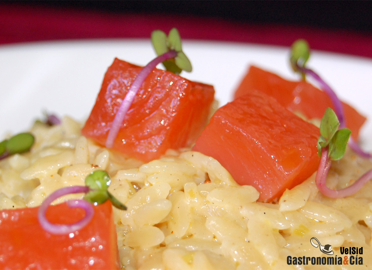 Orzo con salmón marinado, coco y vainilla