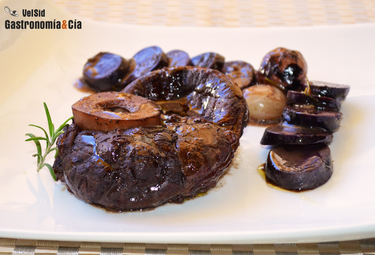 Ossobuco al vino tinto con patata violeta