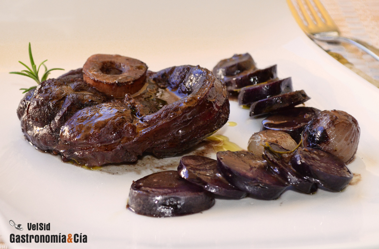 Ossobuco al vino tinto con patata violeta
