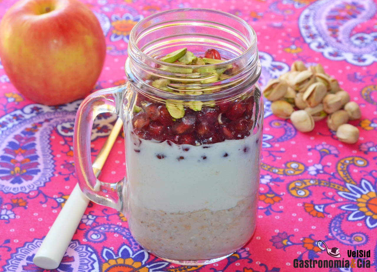 Avena, yogur, granada y pistachos