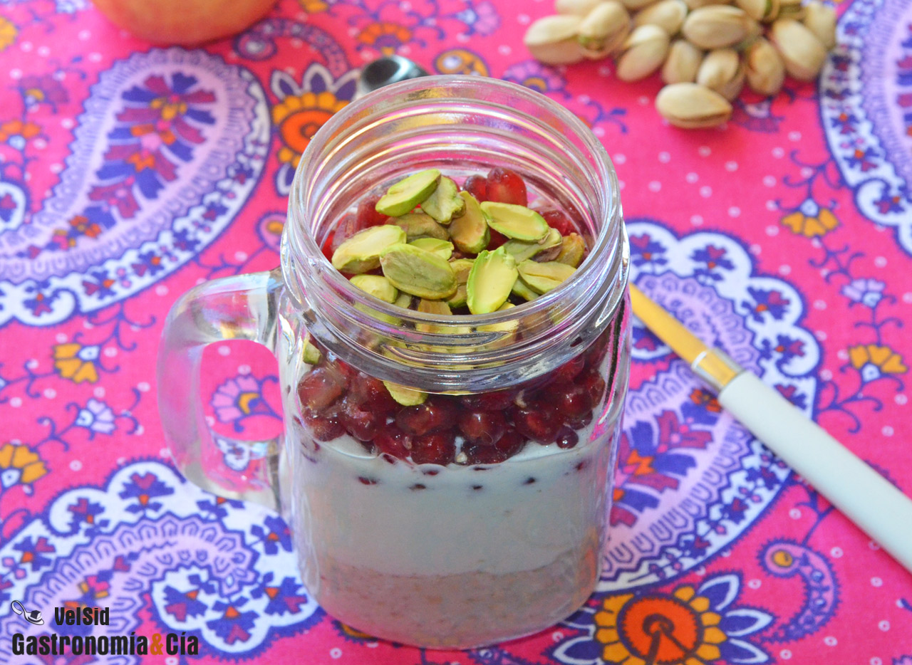 Avena, yogur, granada y pistachos