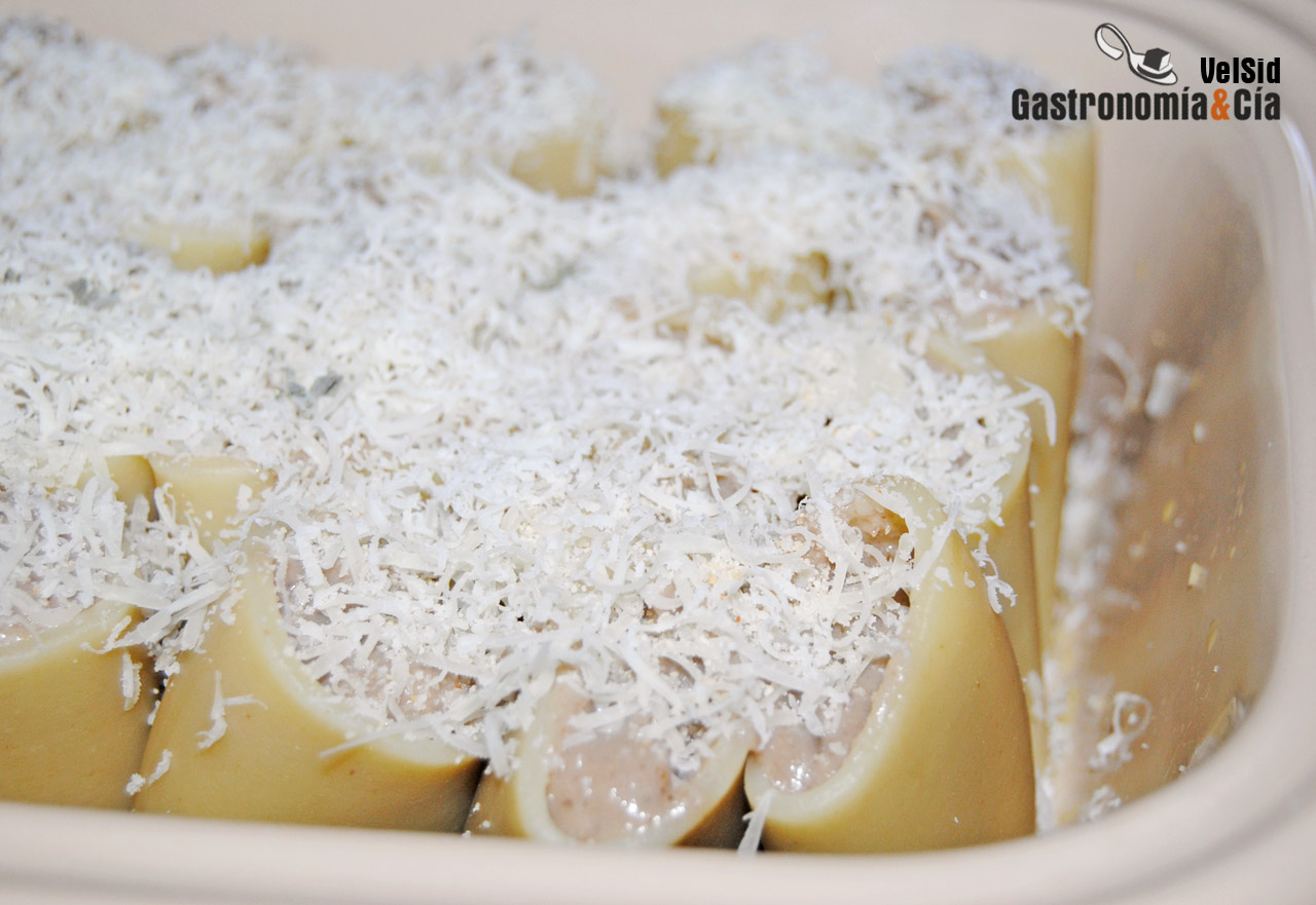 Paccheri rellenos de setas y coliflor