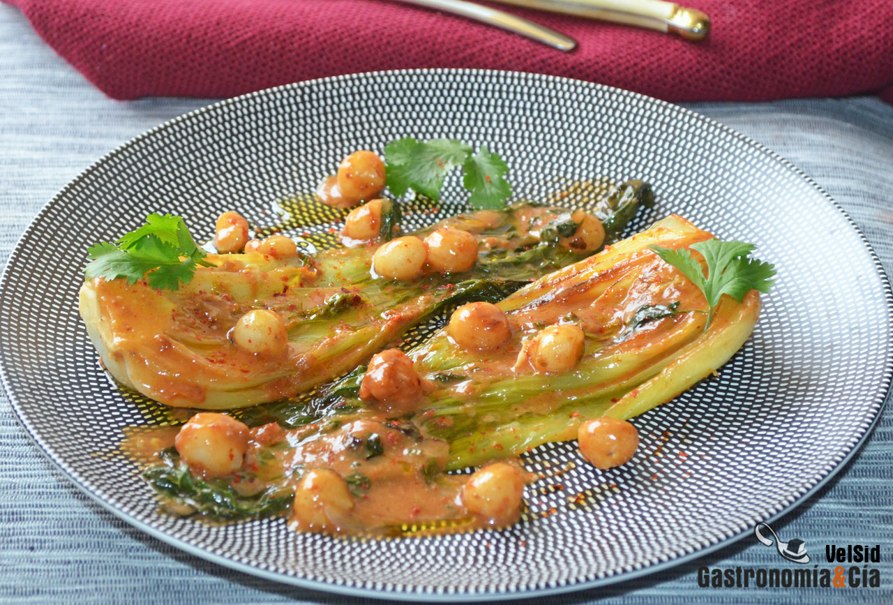 Pak choi con salsa de coco y cacahuete