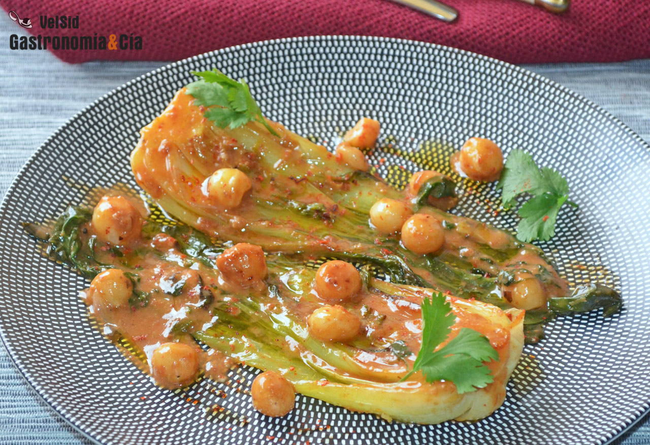 Pak choi con salsa de coco y cacahuete