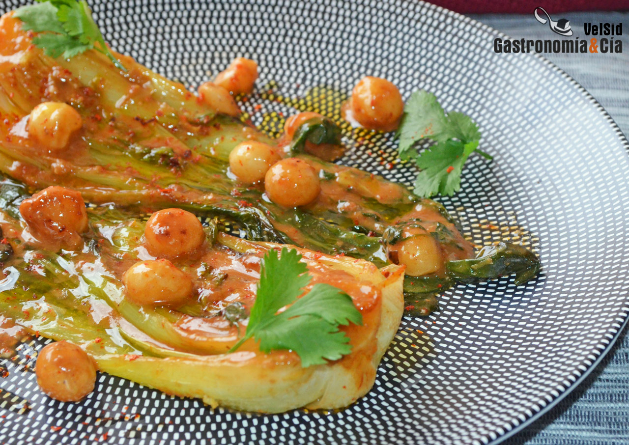 Pak choi con salsa de coco y cacahuete