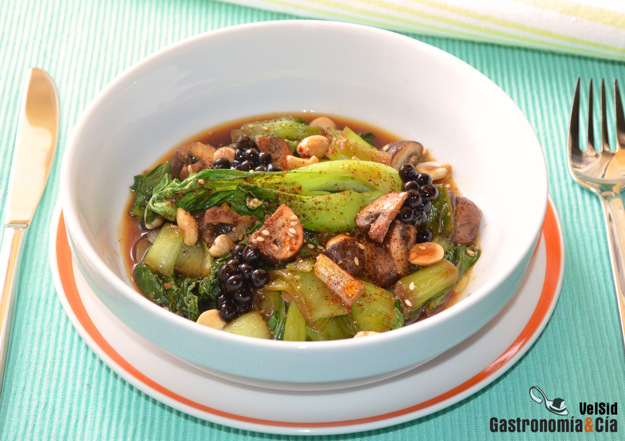 Pak choi con Portobello, cacahuetes y soja