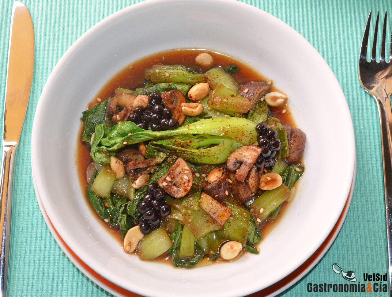 Pak choi con Portobello, cacahuetes y soja