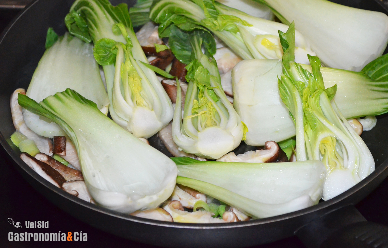 Salteado de pak choi y setas shiitake con salsa orienta