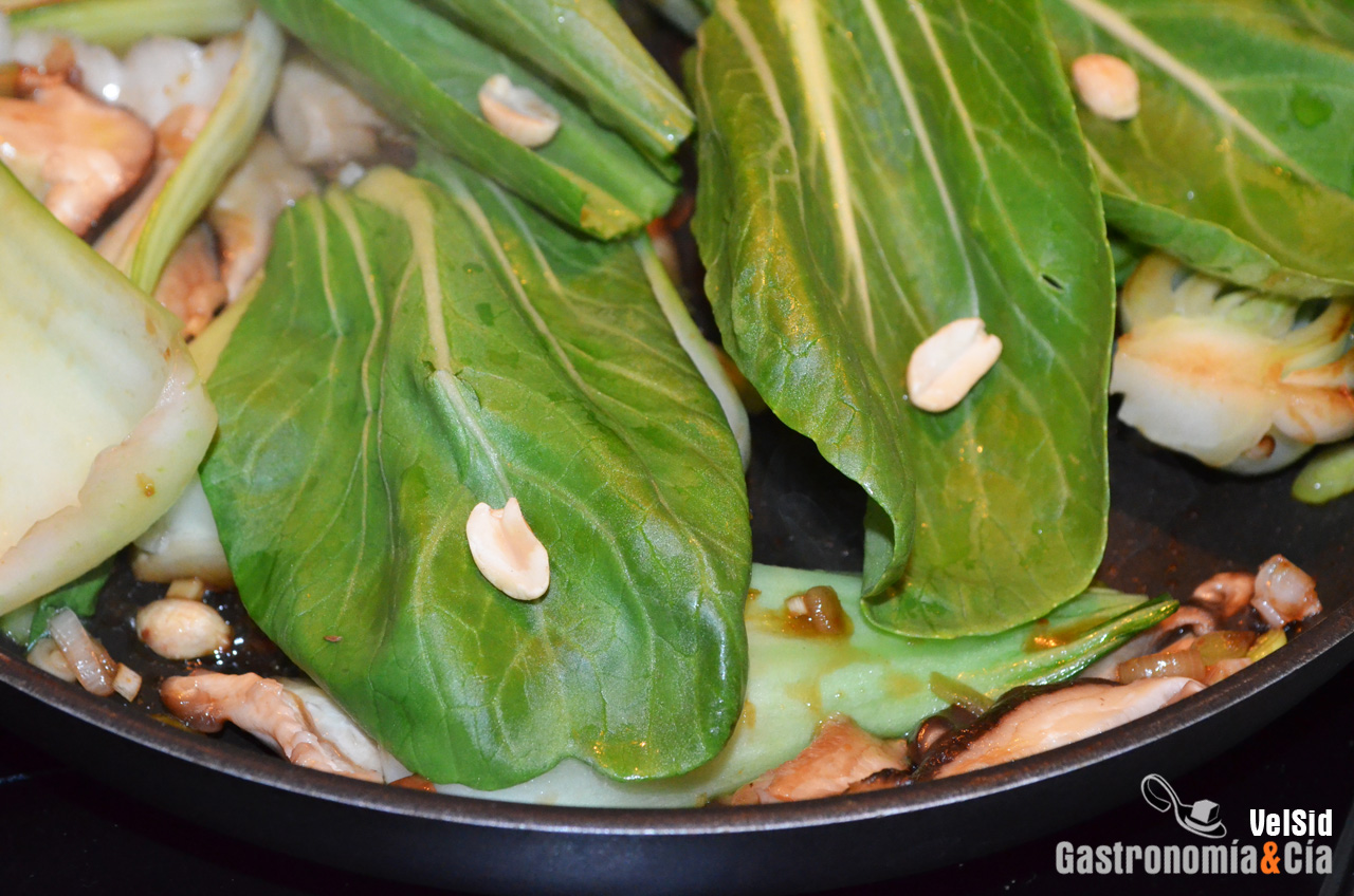 Salteado de pak choi y setas shiitake con salsa orienta