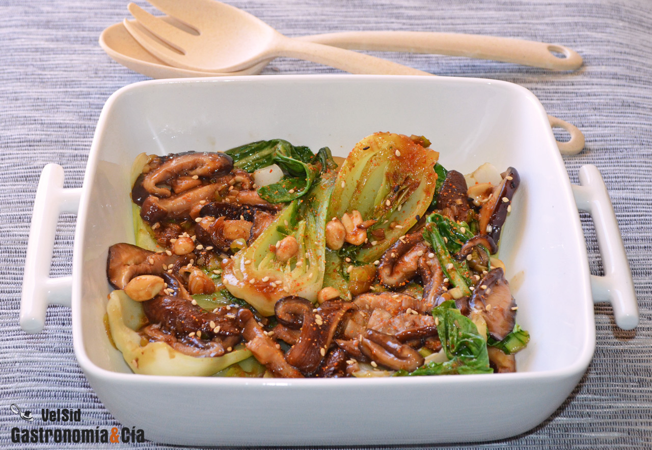 Salteado de pak choi y setas shiitake con salsa orienta