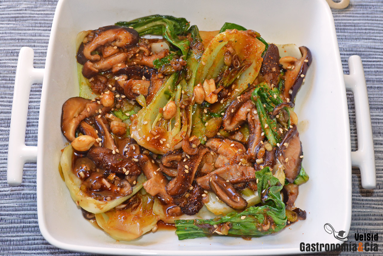 Salteado de pak choi y setas shiitake con salsa orienta
