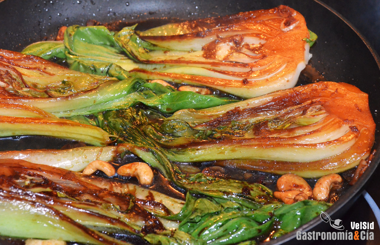 Pak choi con anacardos y tamari