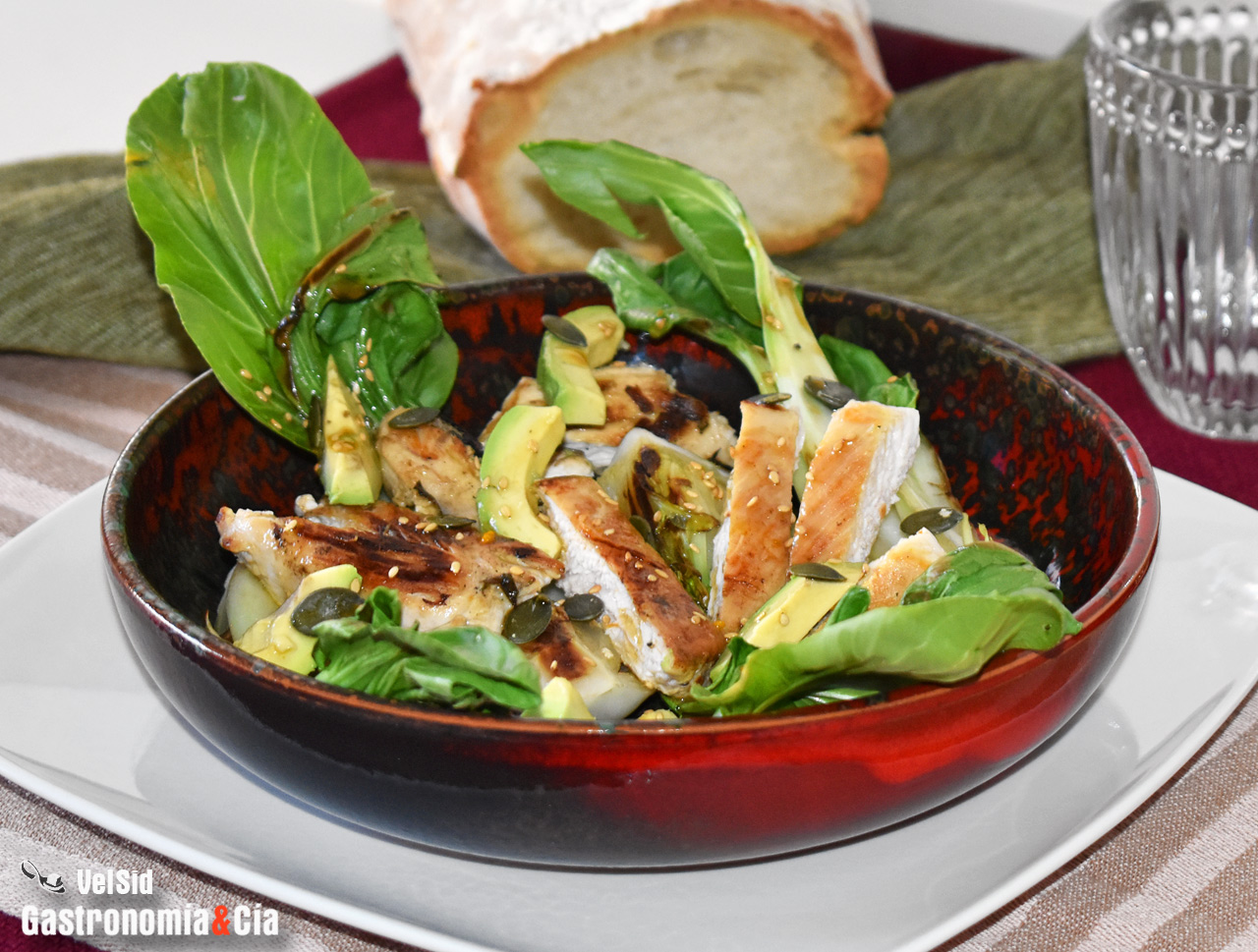 Pak choy con pollo a la parrilla y vinagreta de wasabi