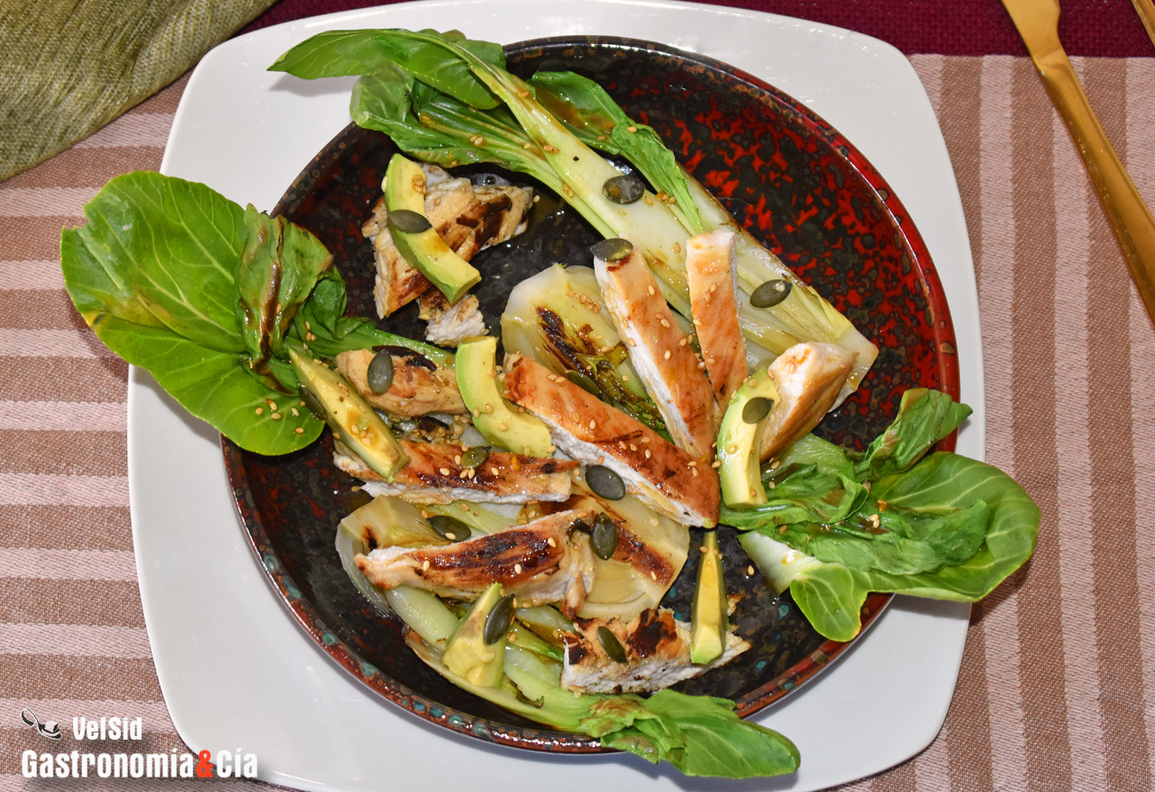 Pak choy con pollo a la parrilla y vinagreta de wasabi