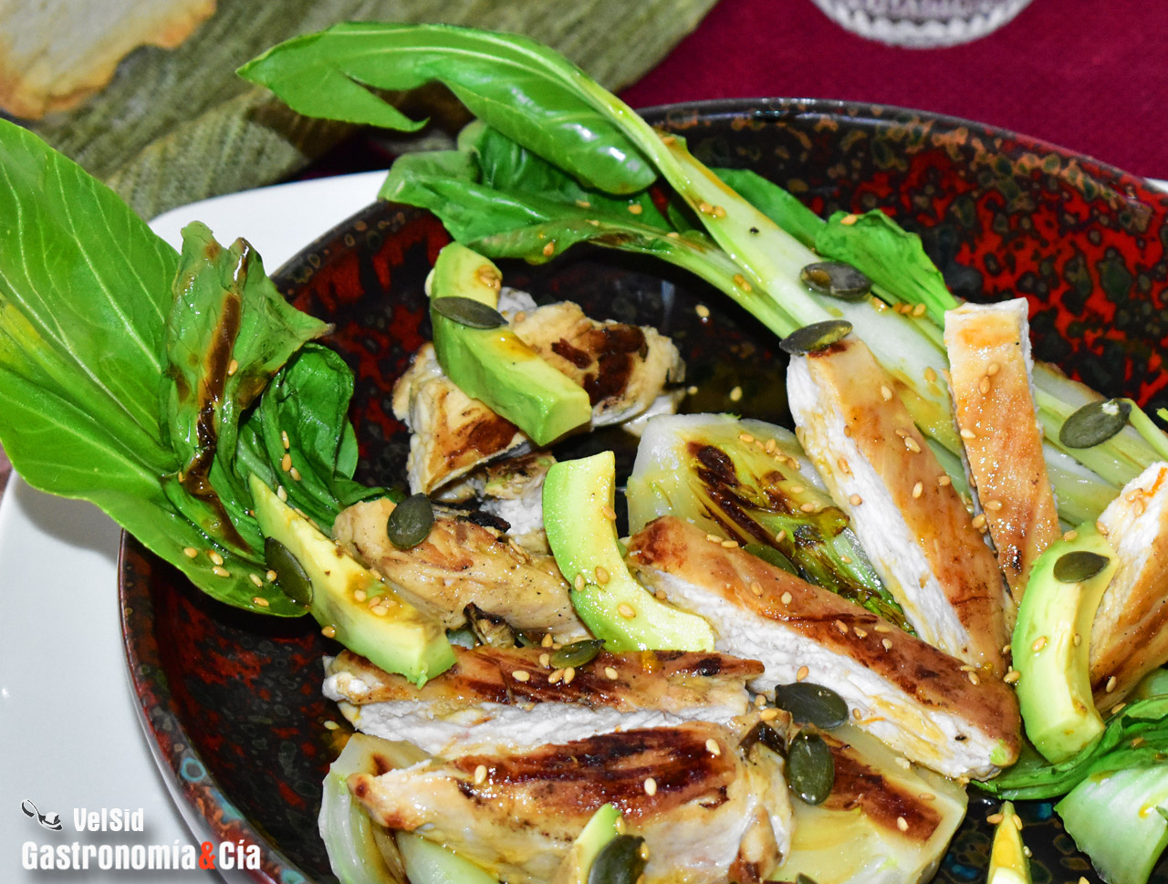 Pak choy con pollo a la parrilla y vinagreta de wasabi