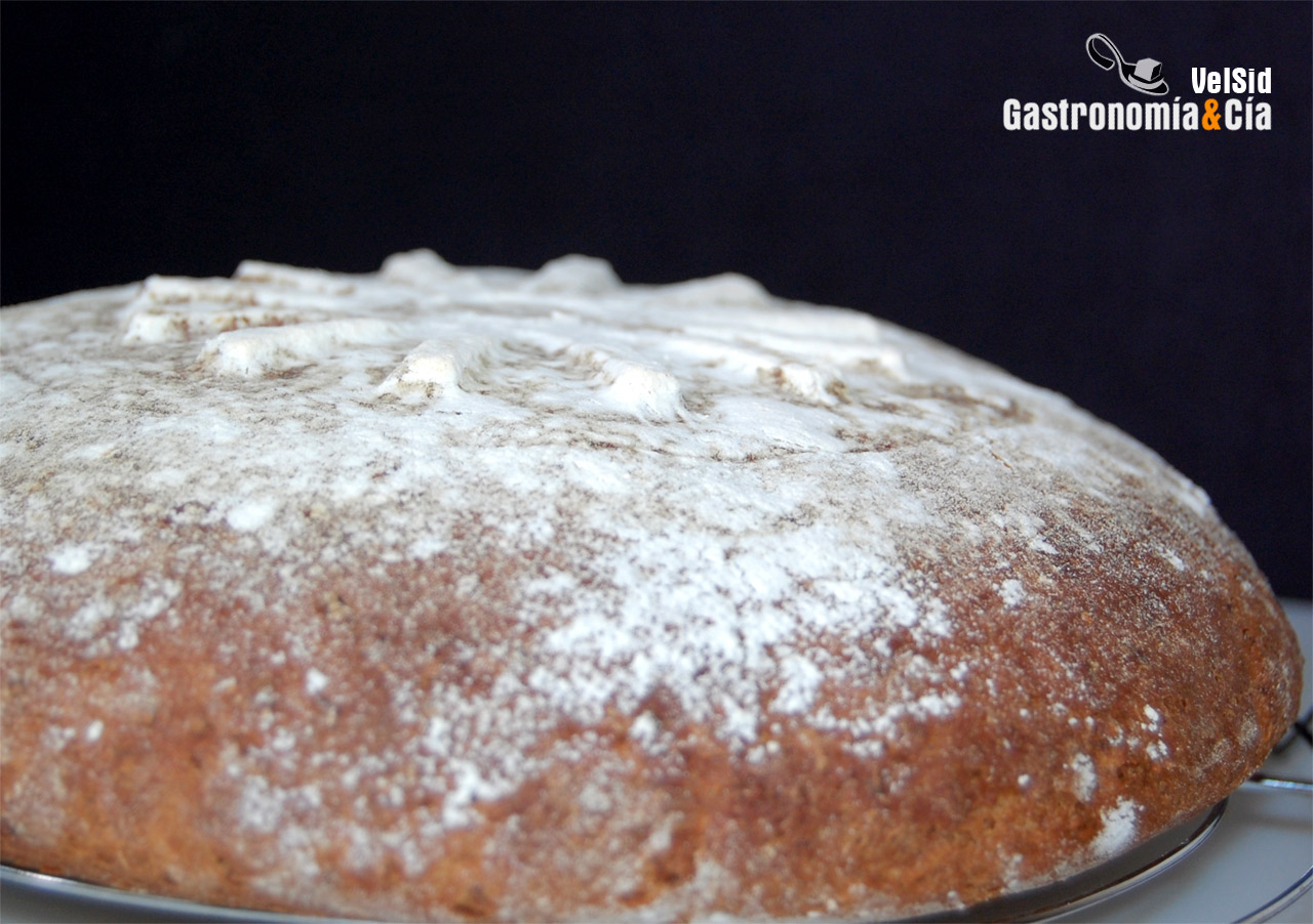 Pan de centeno con cebolla confitada y nueces