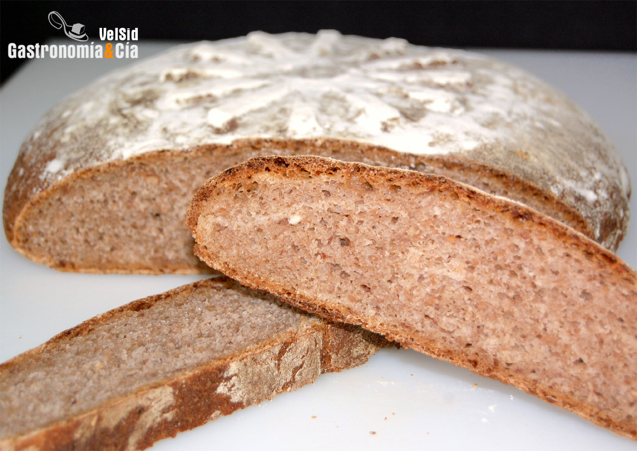 Pan de centeno con cebolla confitada y nueces