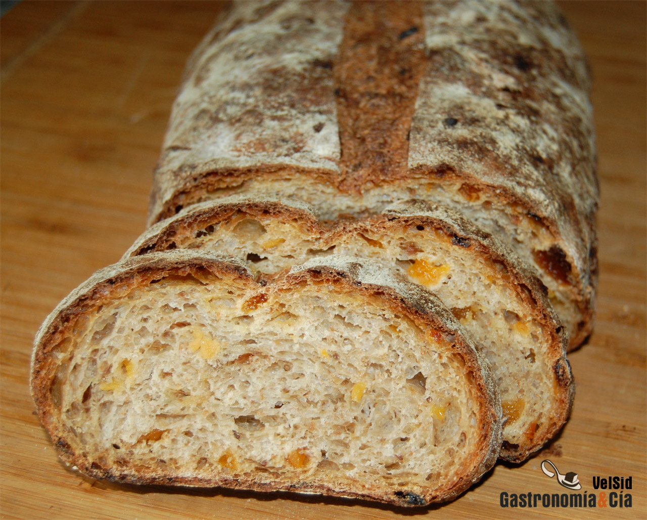Pan de centeno con pasas, orejones y alcaravea