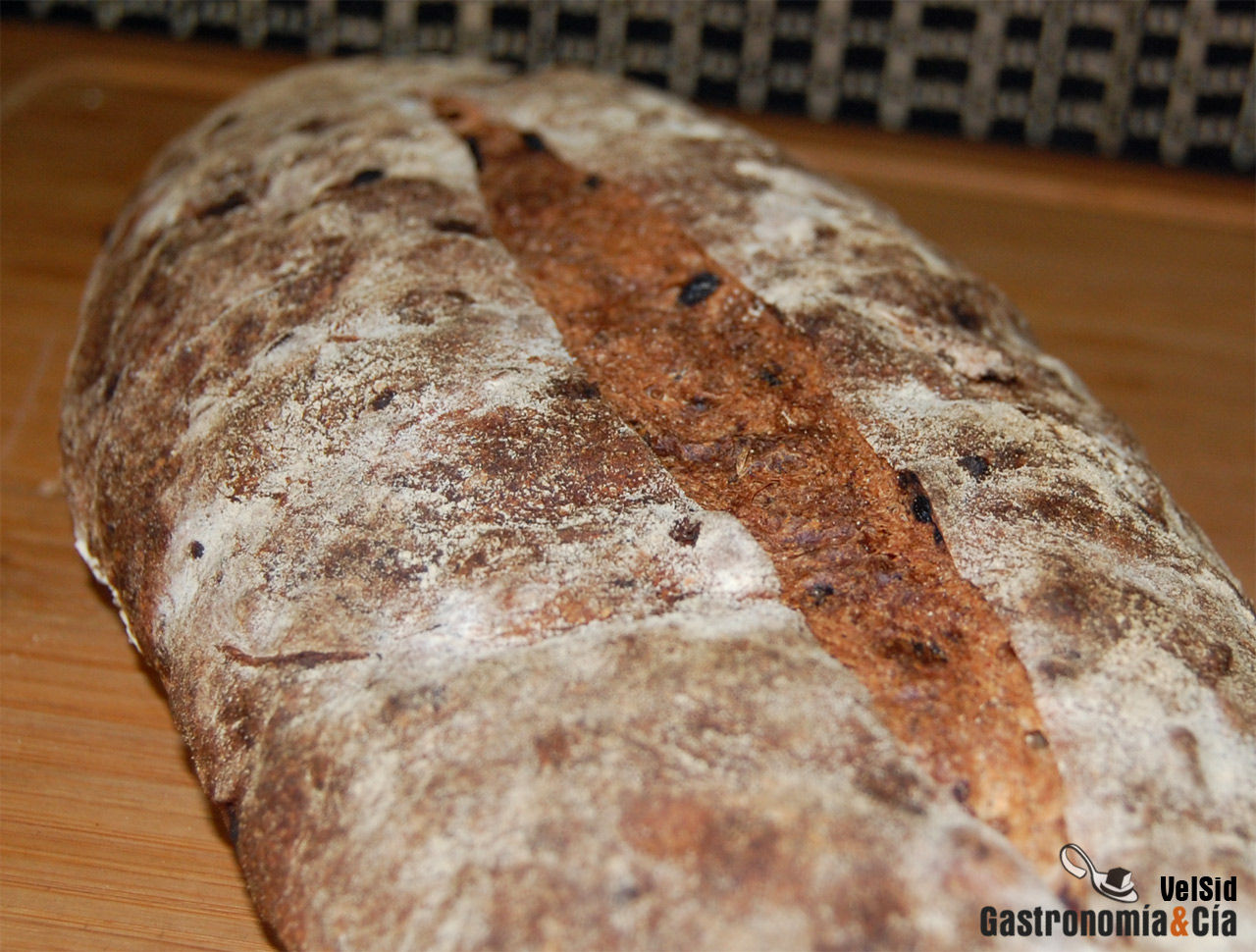 Pan de centeno con pasas, orejones y alcaravea