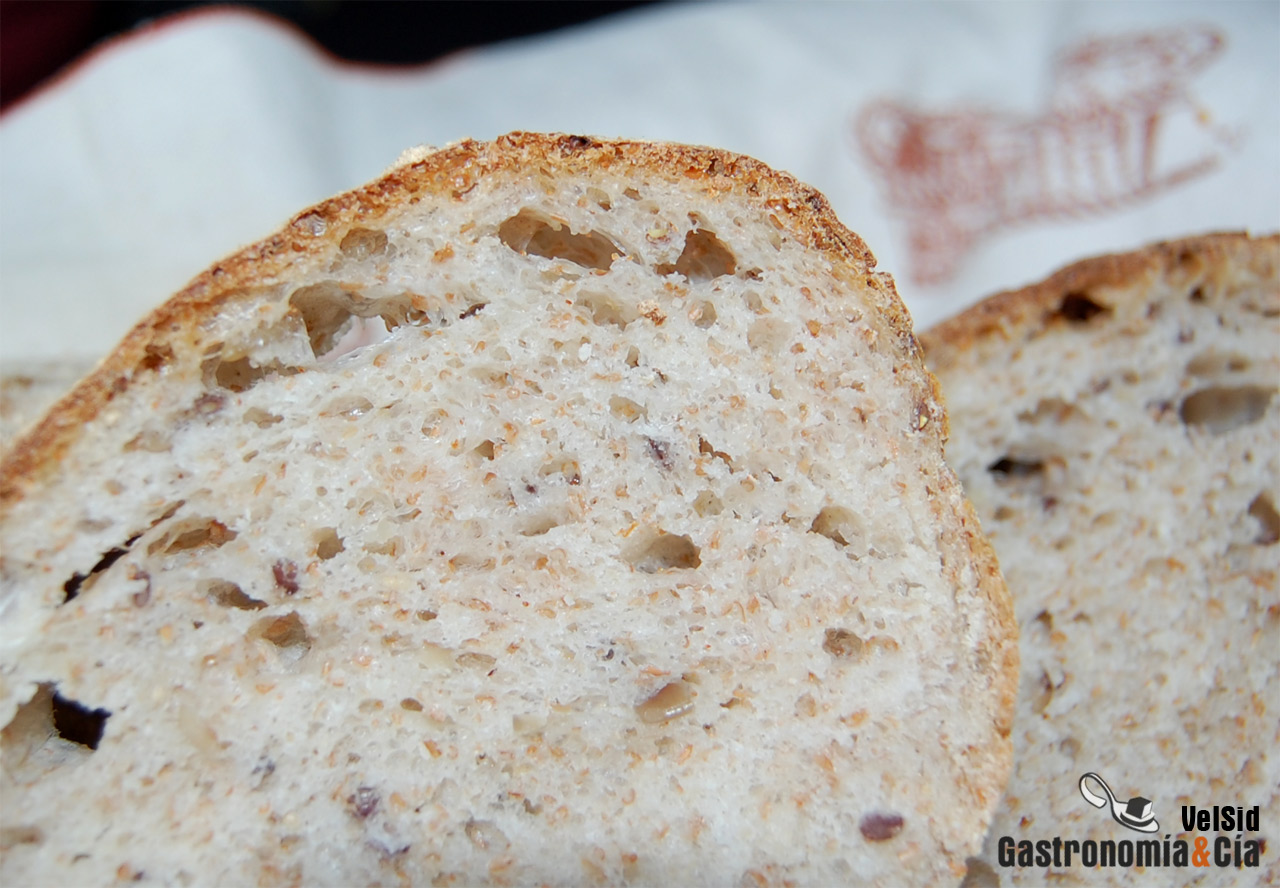 Pan integral con pipas de girasol y semillas de lino