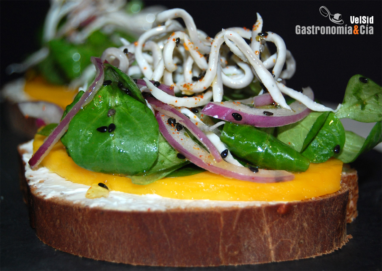 Pan de jengibre con mango, canónigos y gulas