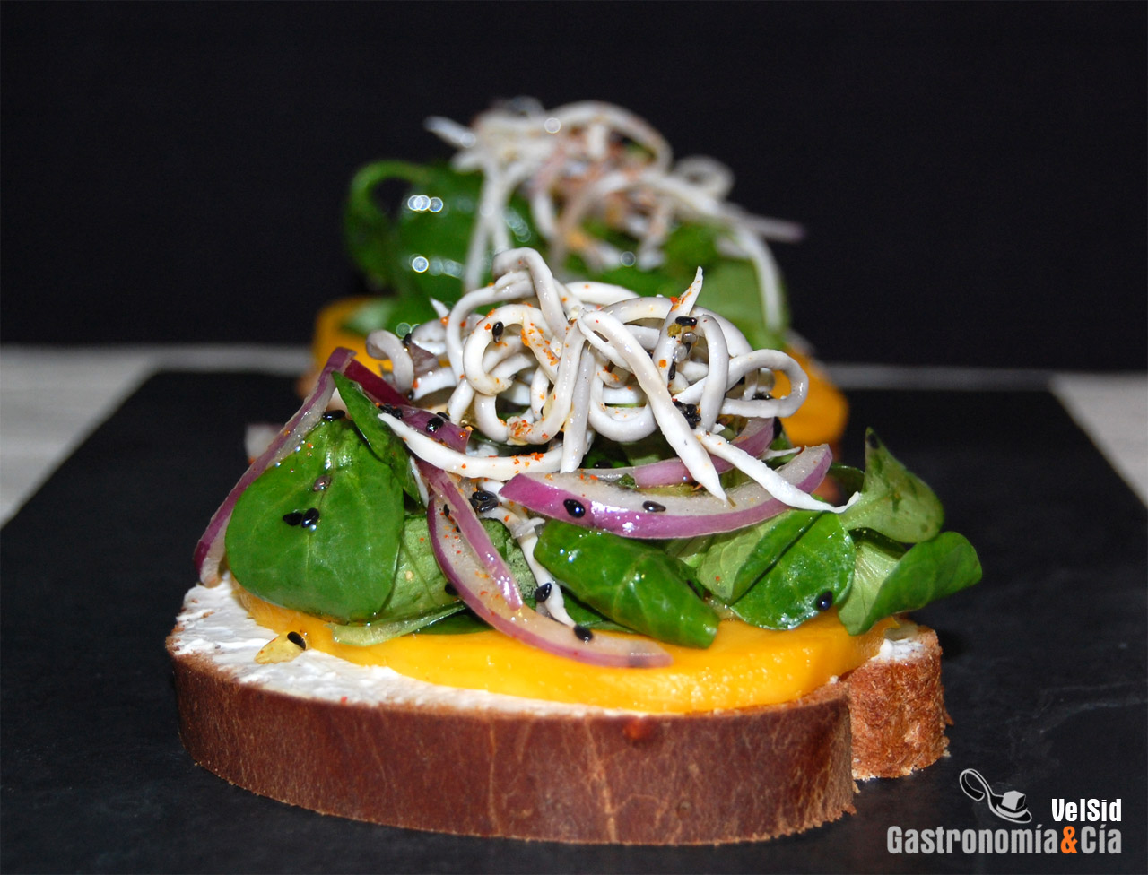 Pan de jengibre con mango, canónigos y gulas