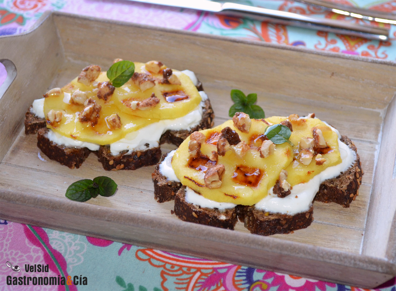 Pan de centeno con manzana caliente y anacardos especia