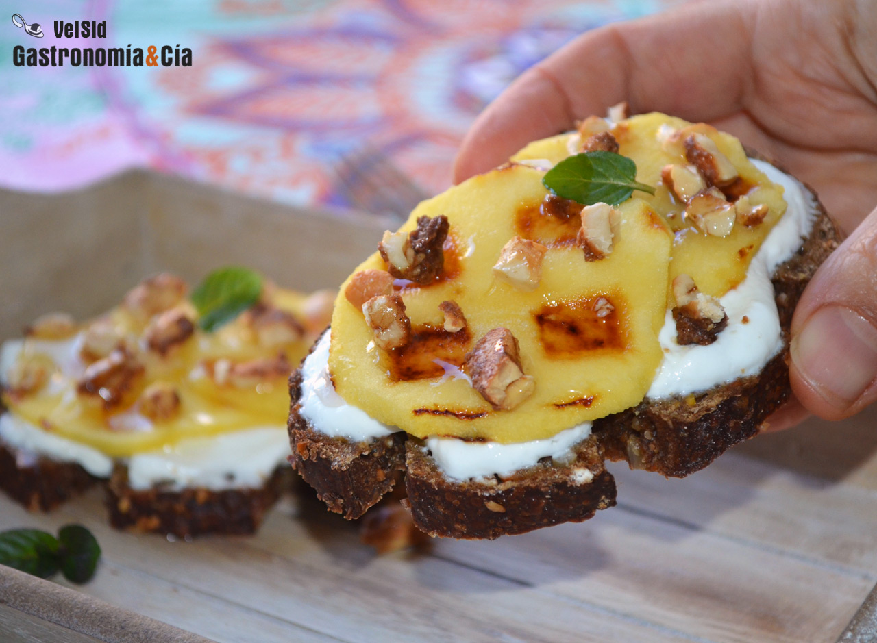 Pan de centeno con manzana caliente y anacardos especia