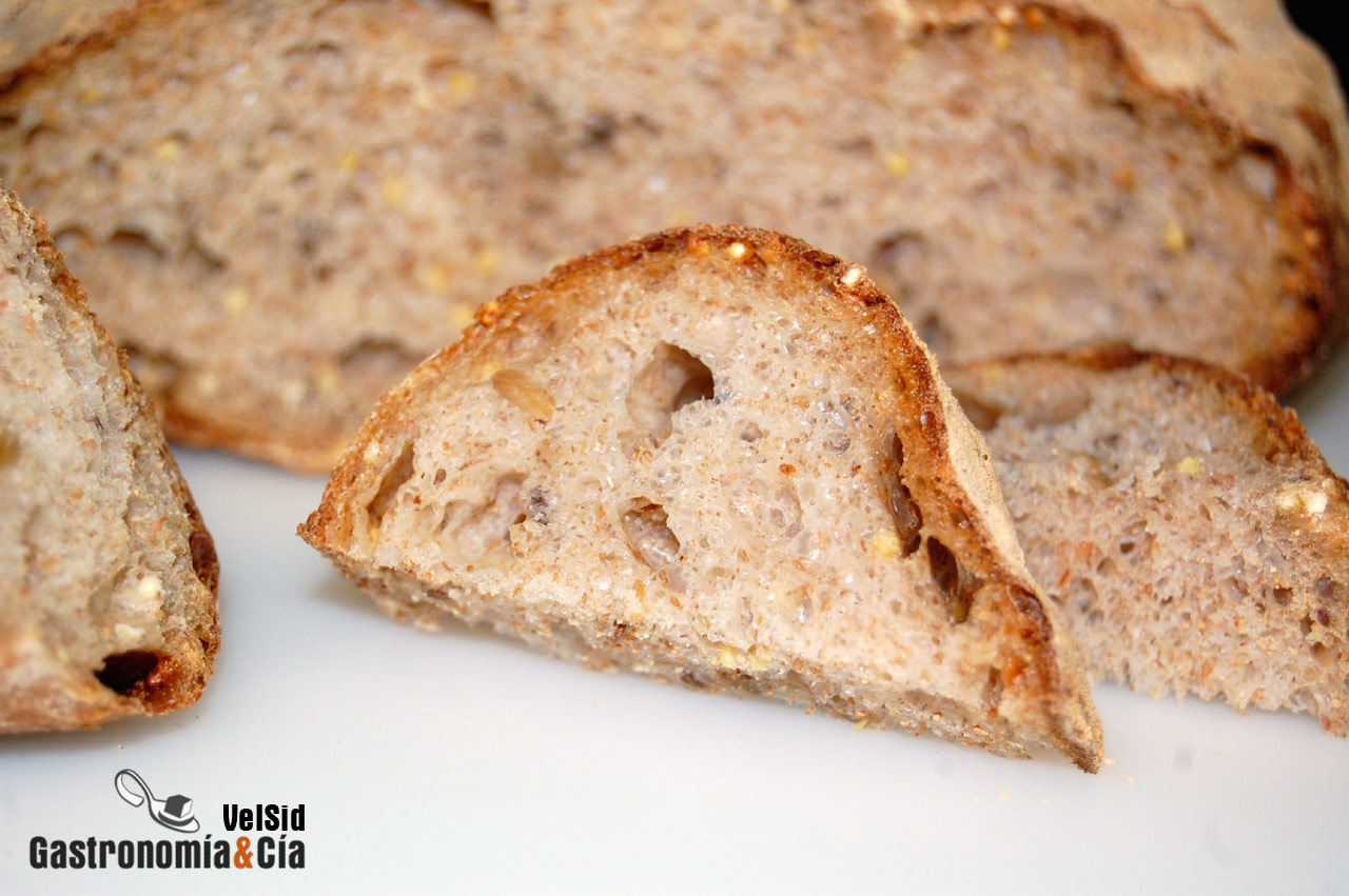 Pan con harina de centeno, pipas, linaza y mijo