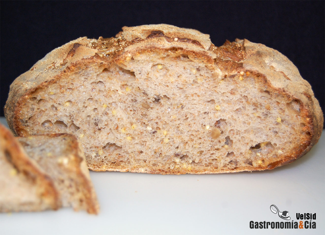 Pan con harina de centeno, pipas, linaza y mijo