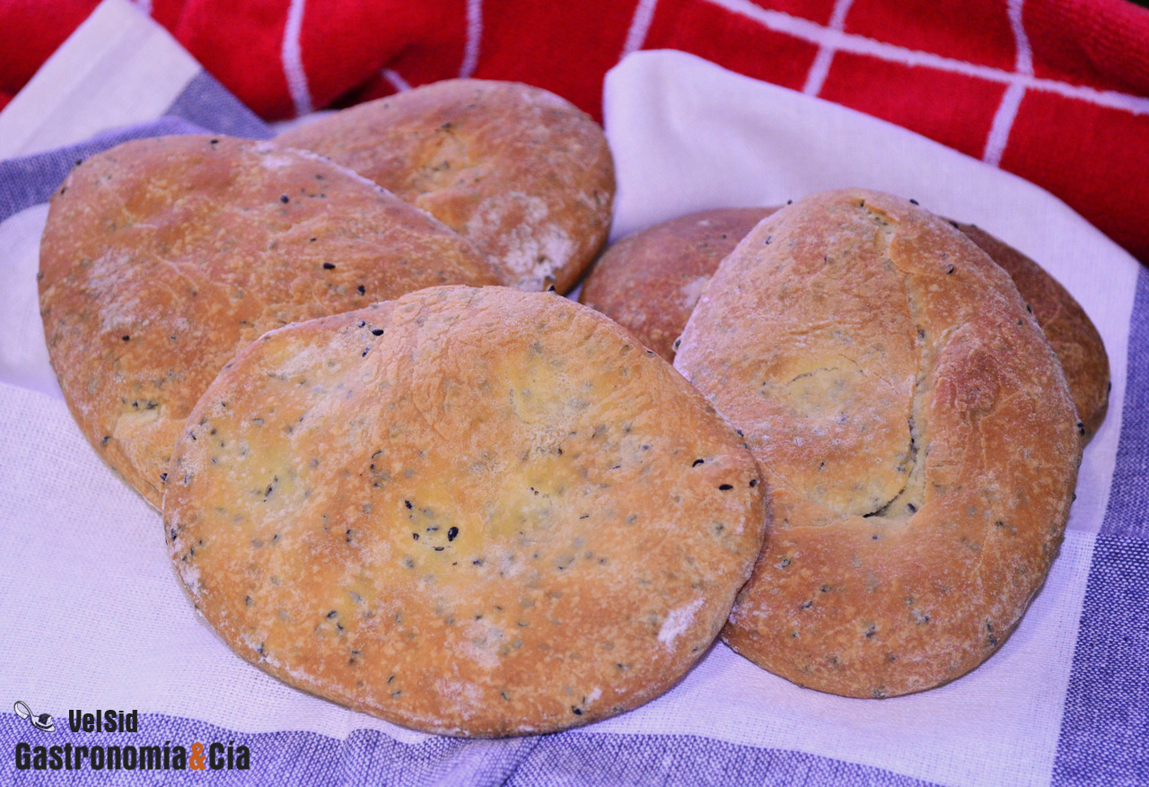 Pan naan con neguilla y sésamo