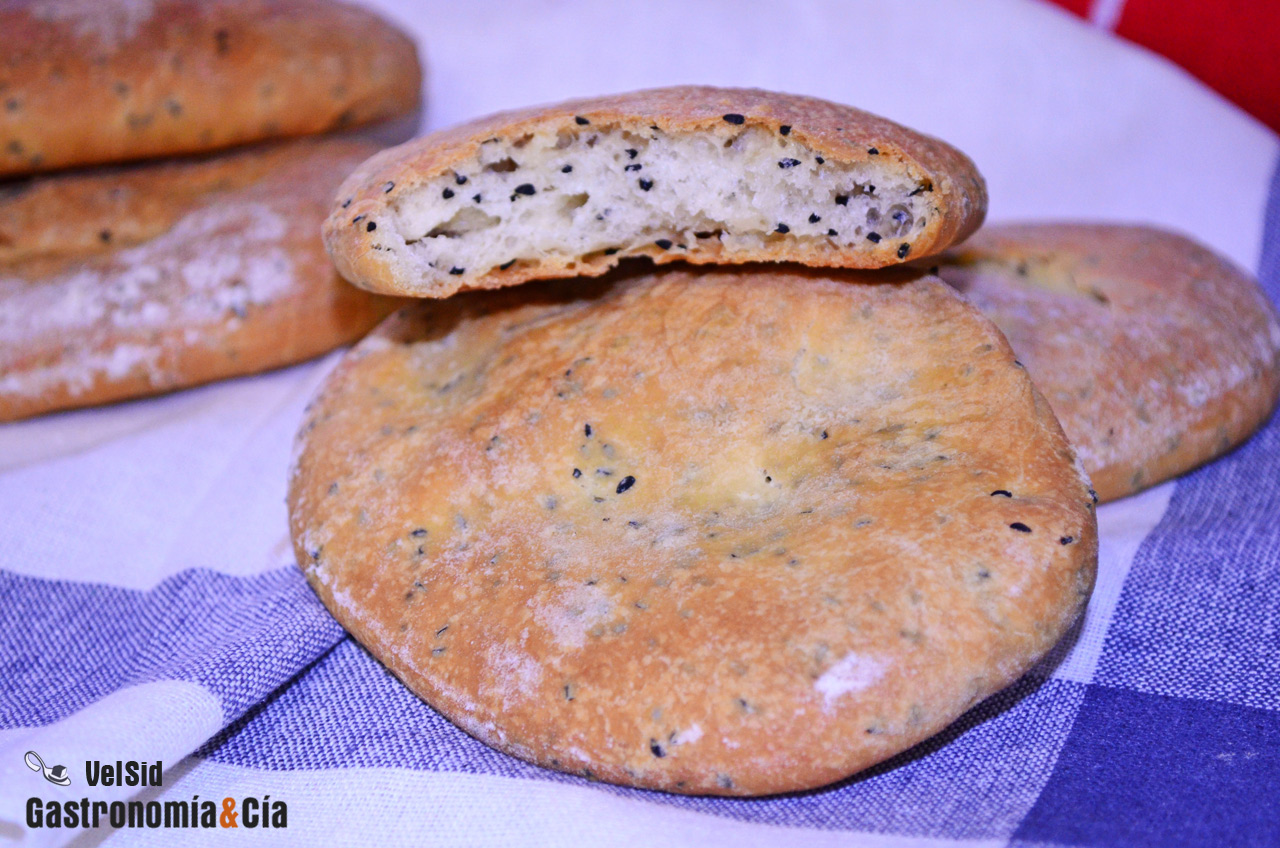Pan naan con neguilla y sésamo