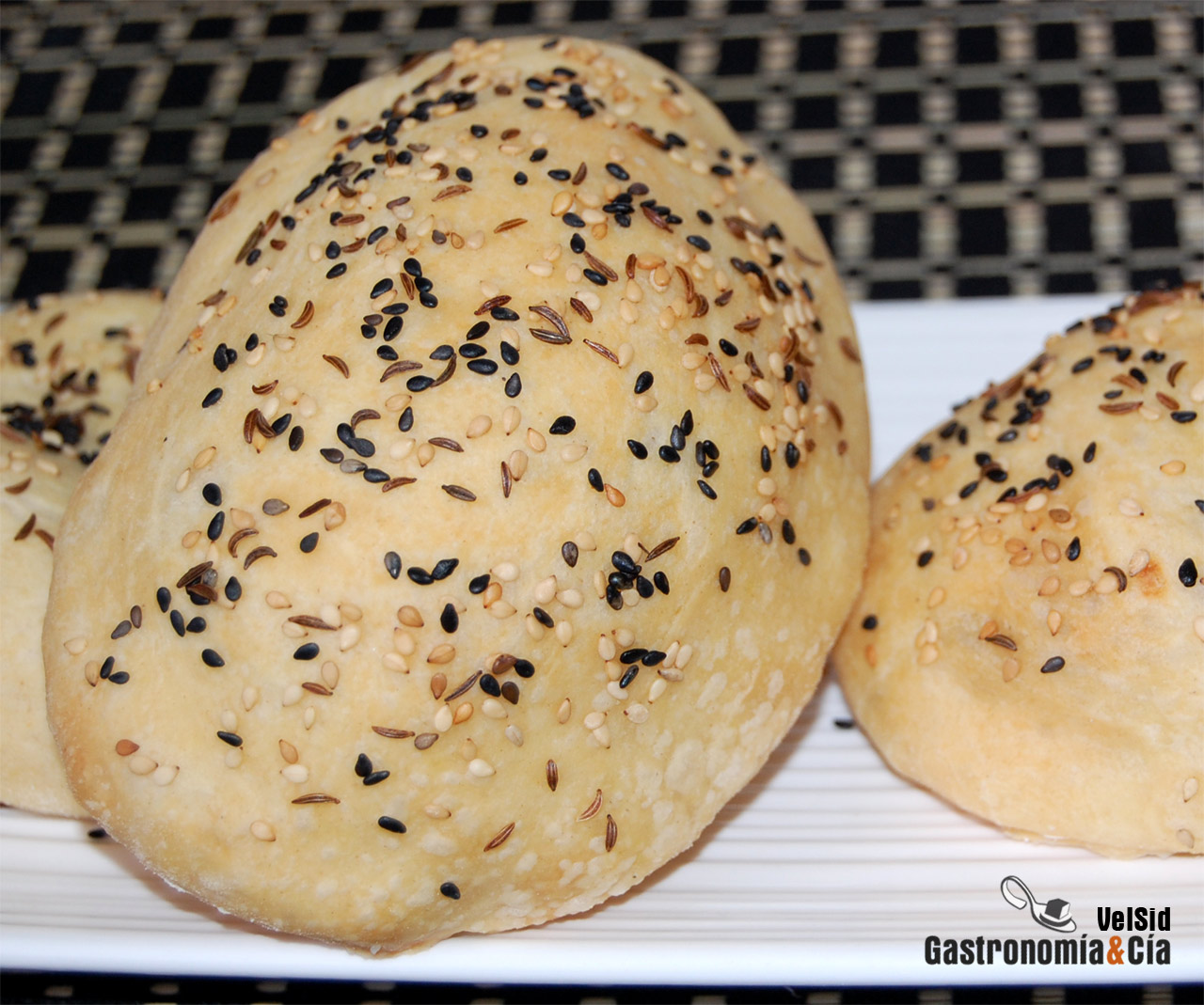 Pan de pita con semillas de sésamo y comino