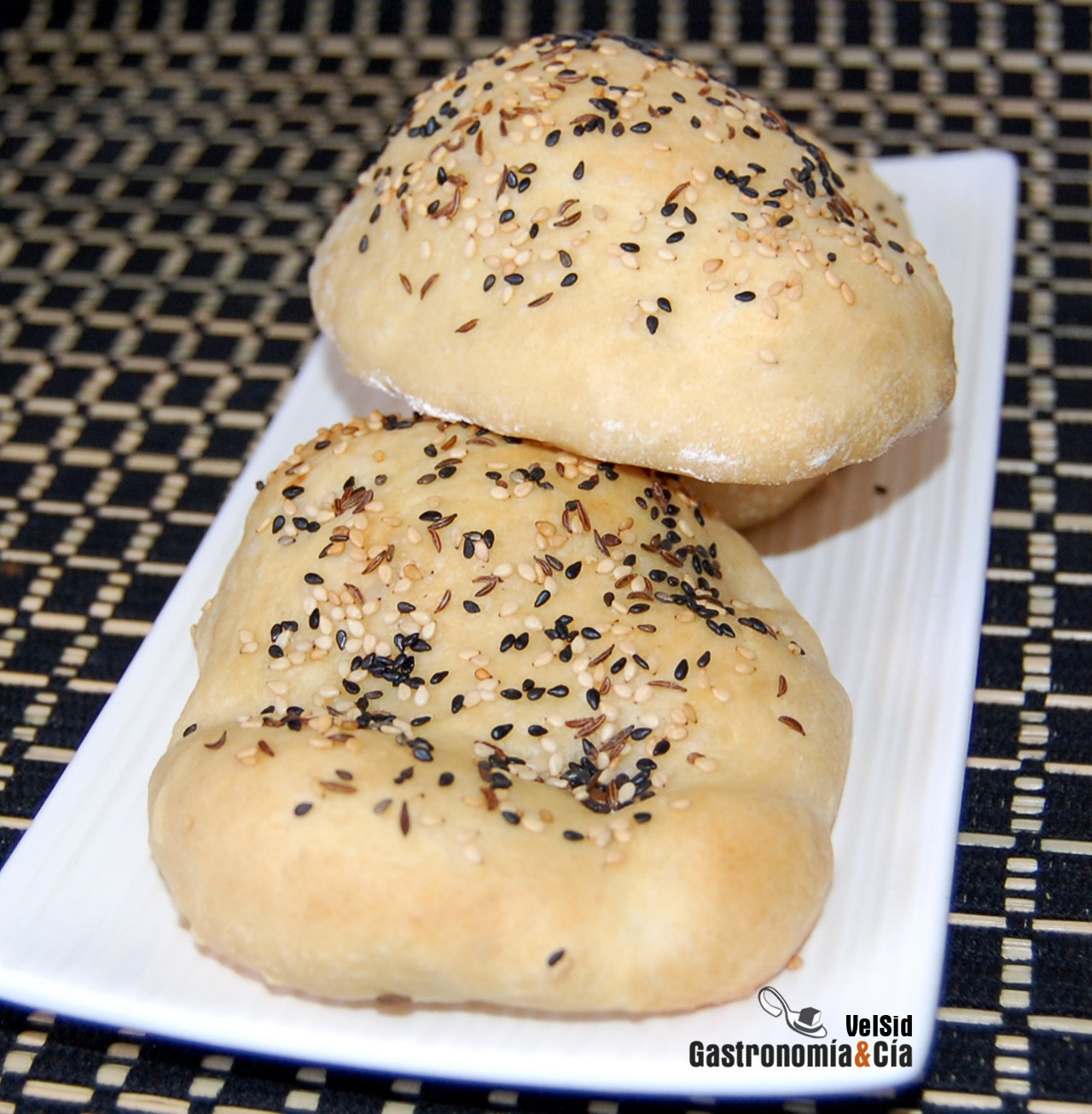 Pan de pita con semillas de sésamo y comino