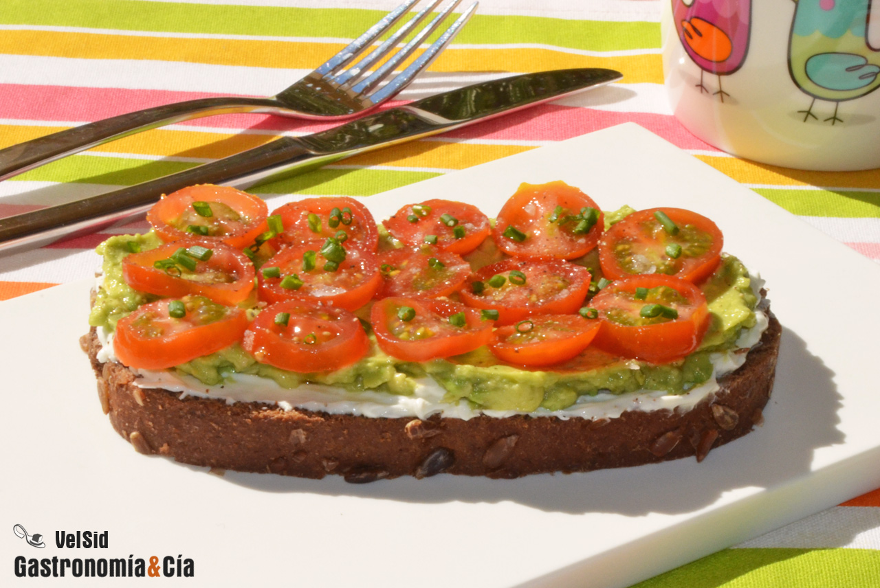 Pan de centeno con queso, aguacate y tomates cherry