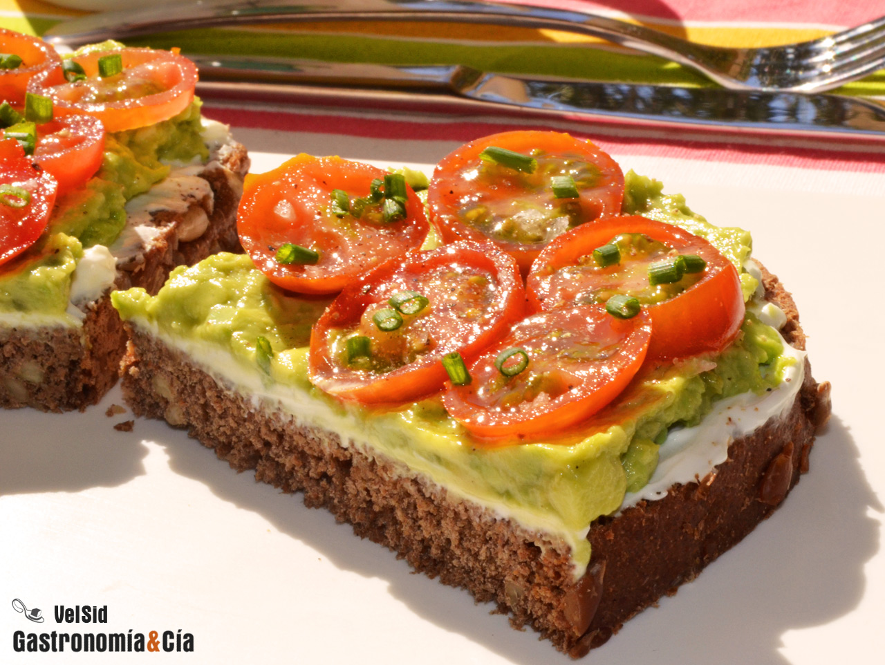 Pan de centeno con queso, aguacate y tomates cherry