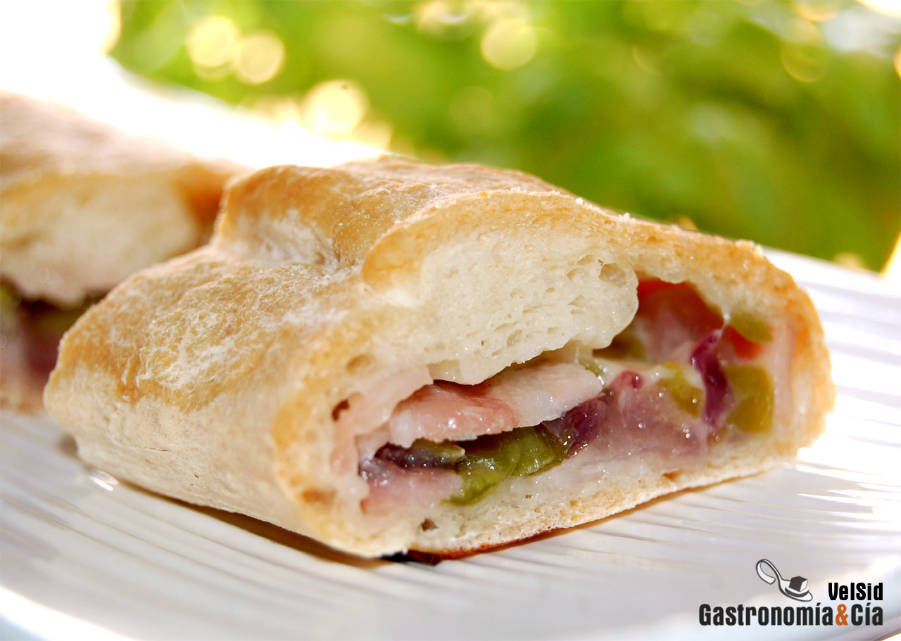 Pan relleno de bacon y pimiento