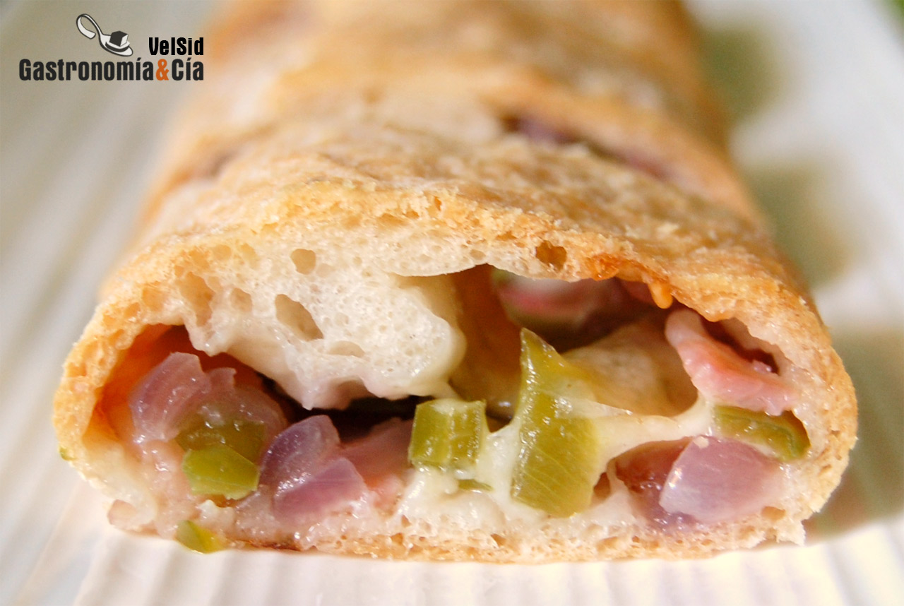 Pan relleno de bacon y pimiento