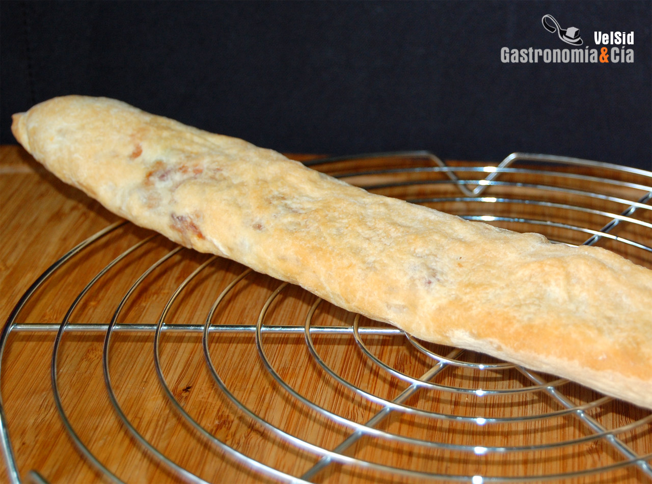 Pan relleno de bacon y pimiento