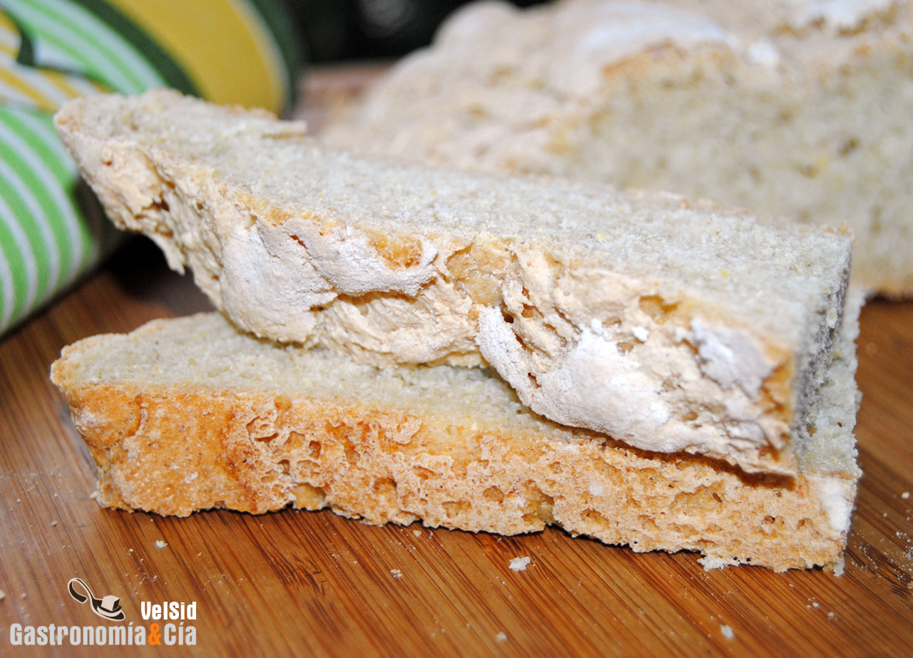 Pan rústico de trigo y maíz integral