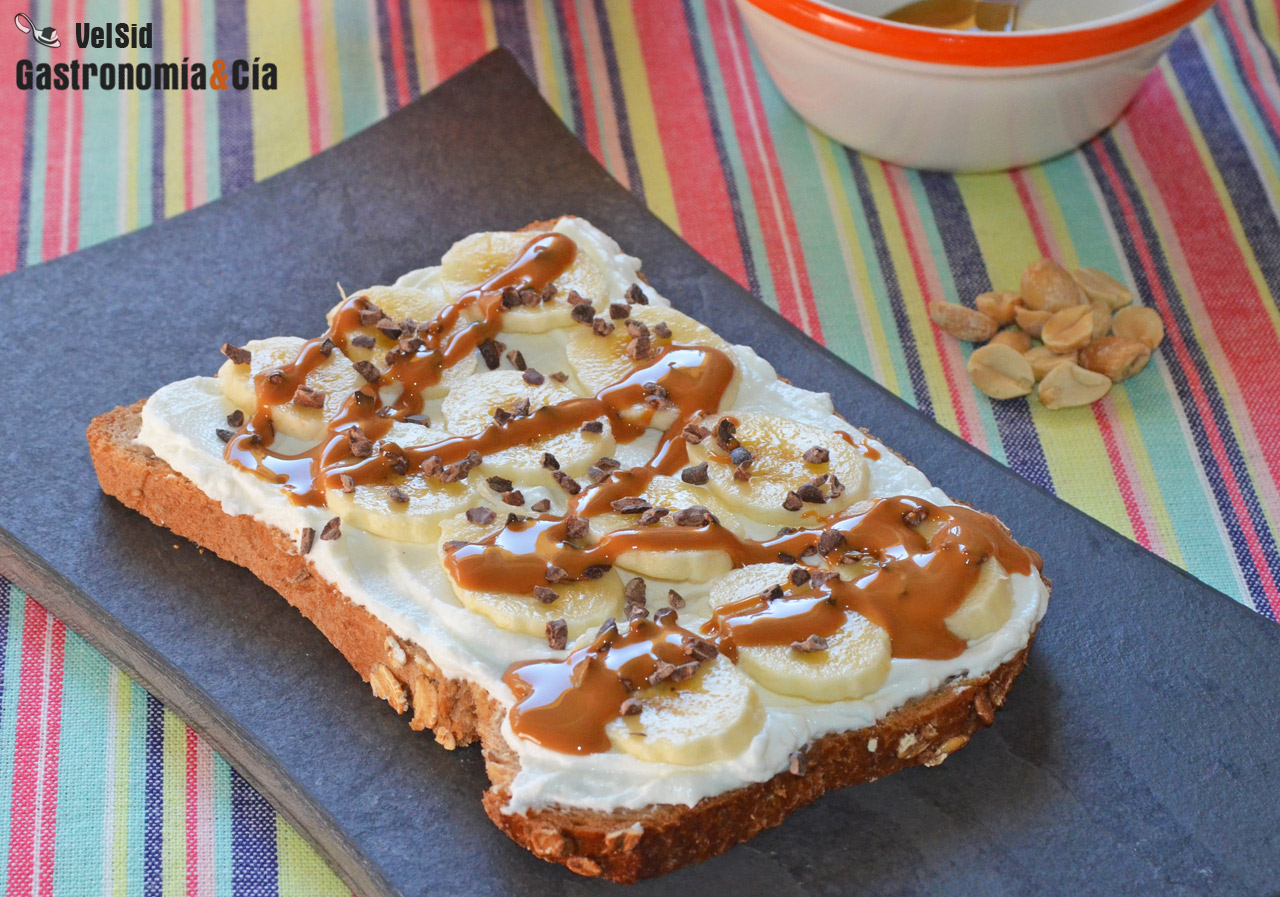 Pan de cereales con speisequark, plátano y cacahuetes