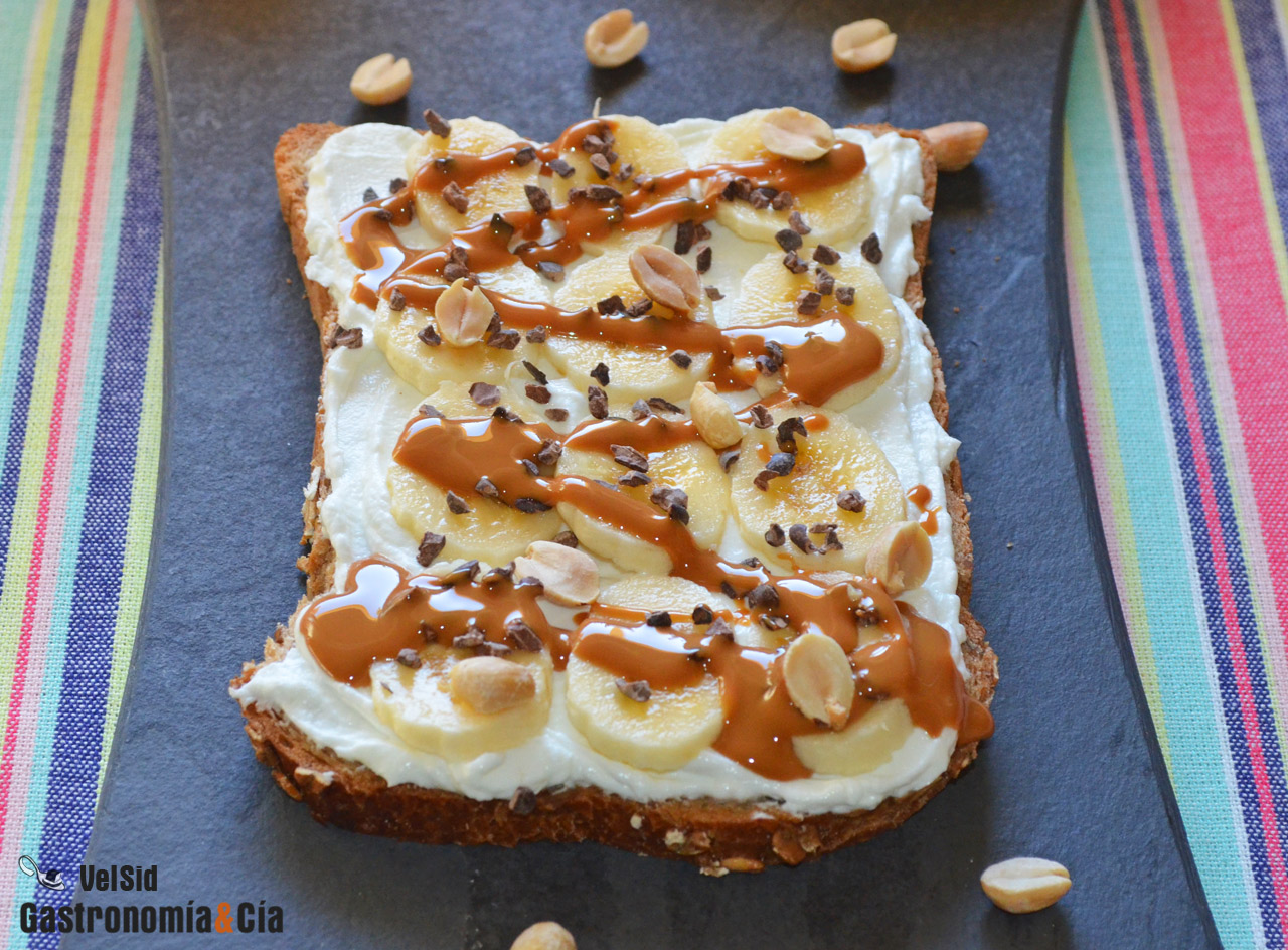 Pan de cereales con speisequark, plátano y cacahuetes