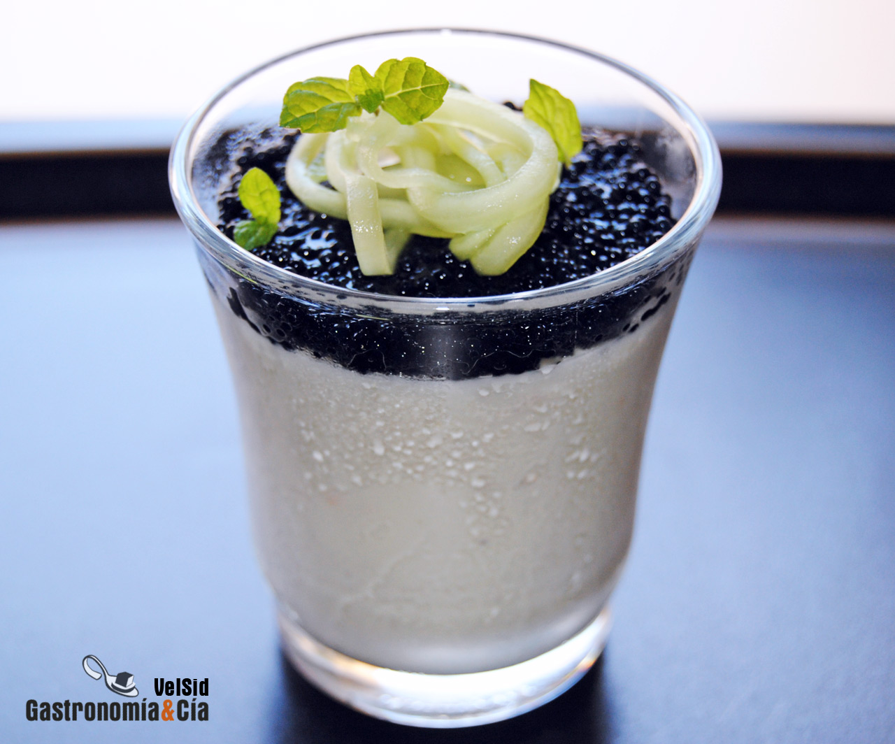 Panacota de queso, huevas de lumpo y ensalada de pepino