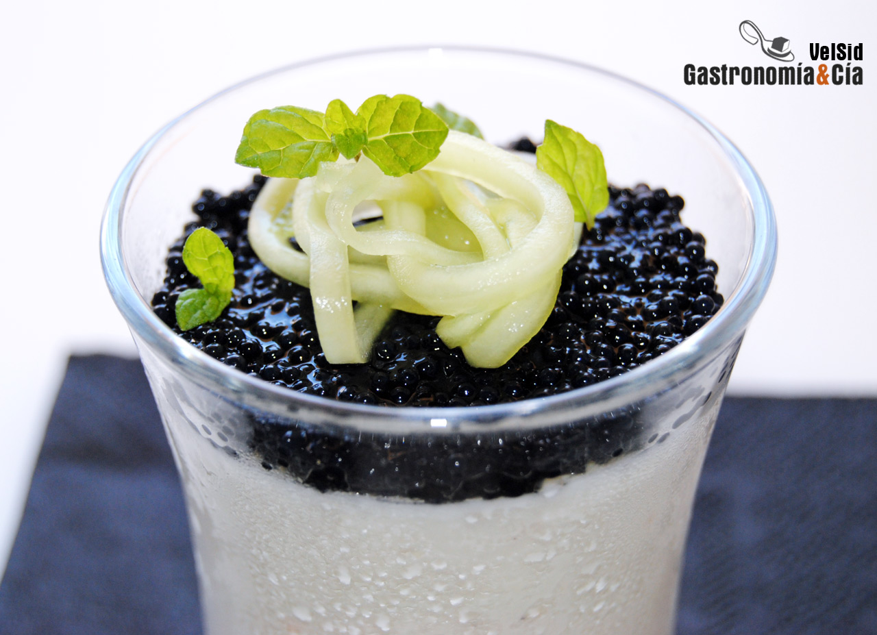 Panacota de queso, huevas de lumpo y ensalada de pepino