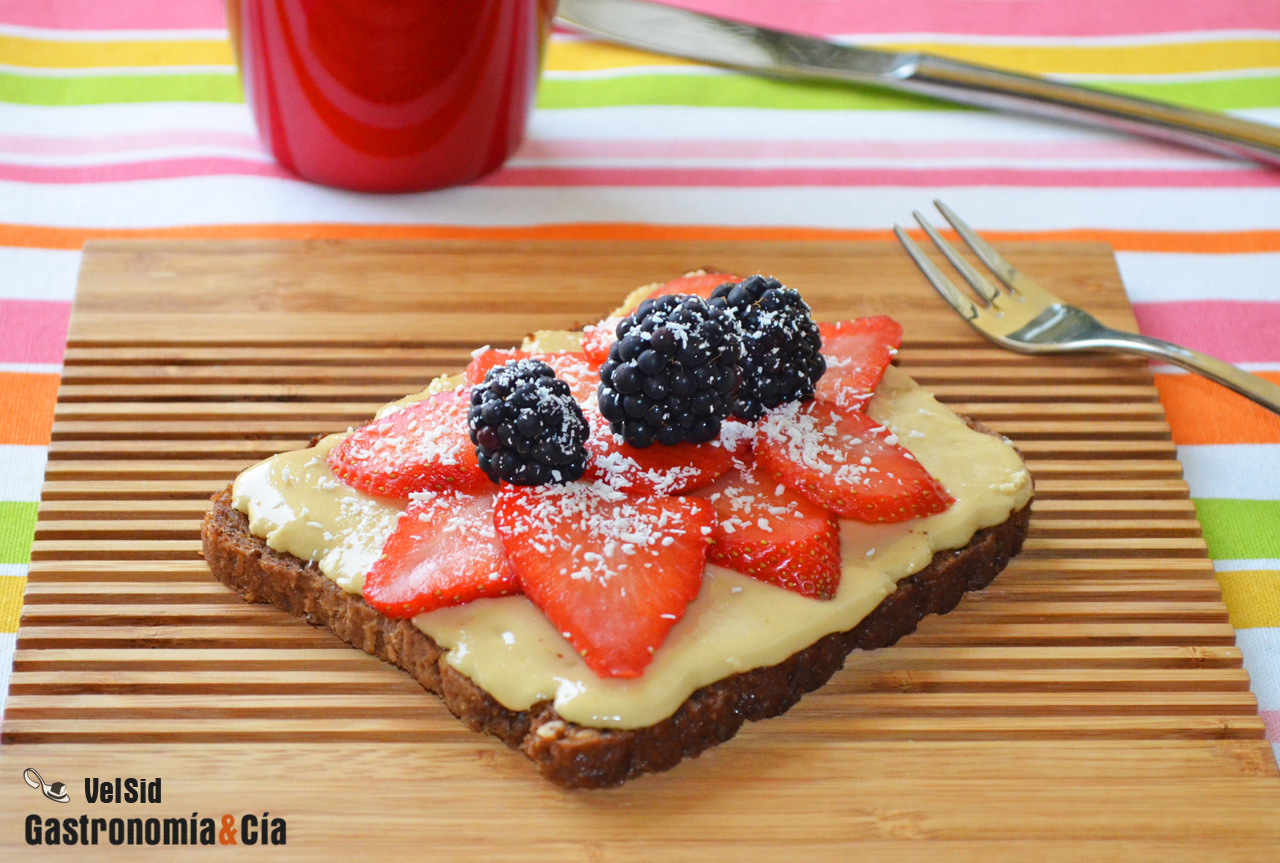 Pan de centeno con mantequilla de almendras, fresas y c