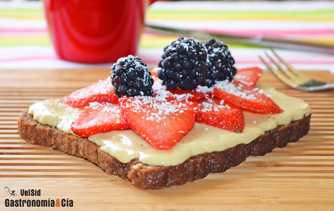 Pan de centeno con mantequilla de almendras, fresas y c