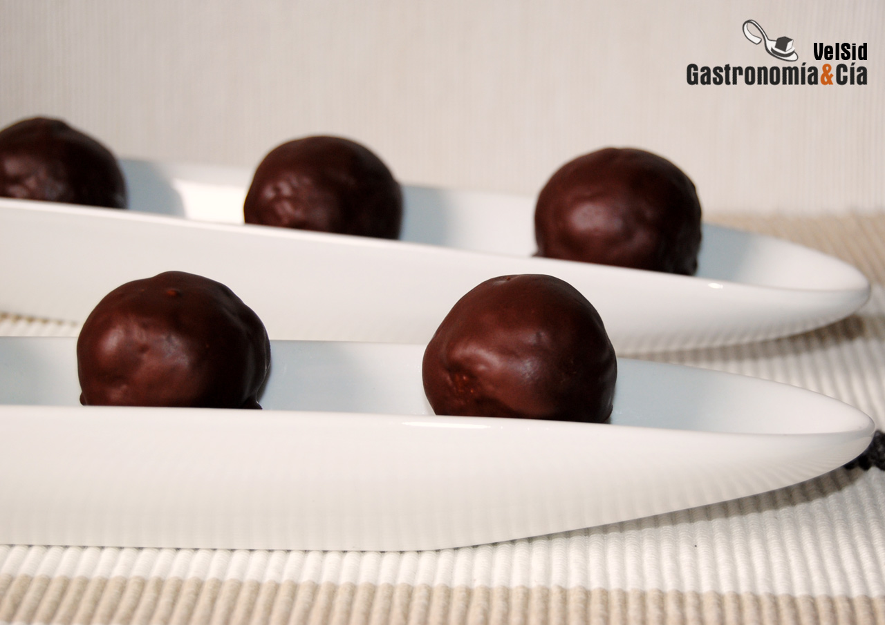 Panellets de coco y chocolate