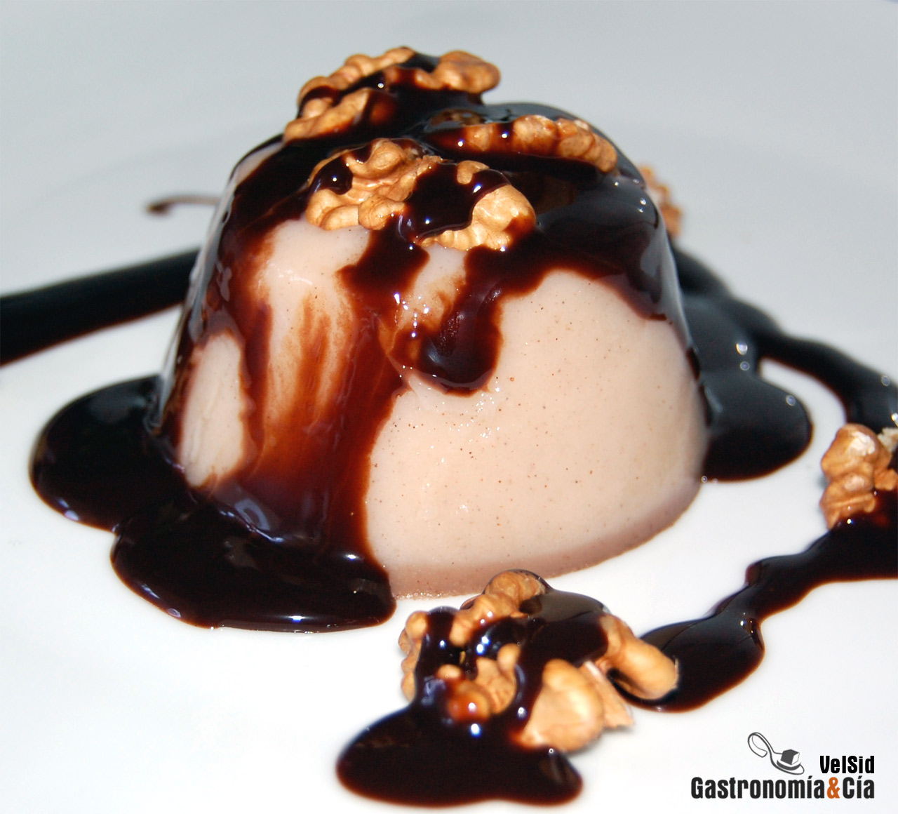 Panna cotta de plátano con crema de chocolate y nueces